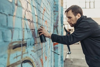 Graffiti aanbrengen blauwe muur