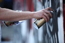 Graffiti aanbrengen met spuitbus