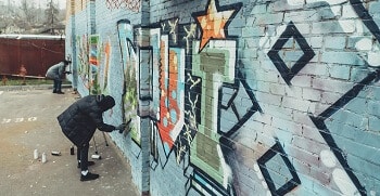 Graffiti aanbrengen muur plein
