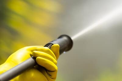 Hoge druk reiniger en gele handschoenen
